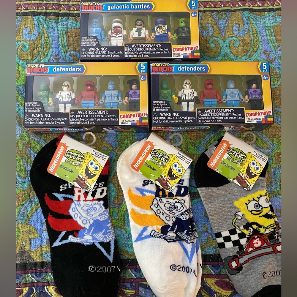 3 pr. of SpongeBob socks & 2 packs Defenders & 1 Galactic Battles make-it blocks